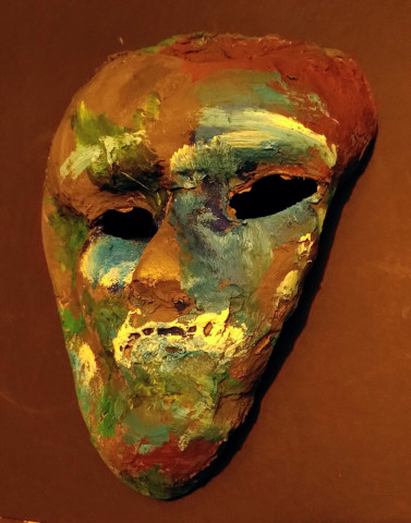 Die verdrehte Maske - Gudrun Wippel, Pappmaché und Gouache, Schwamm